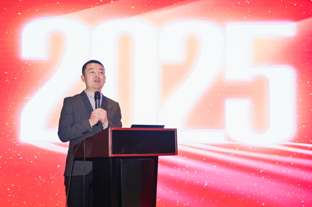 总经理王亮以“优化管理调内控、轻装上阵再出发”为主题